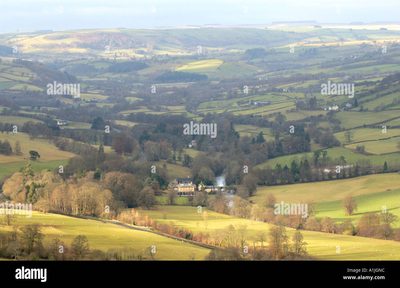Vista sobre el curso alto del río Usk Valley, cerca de Brecon Powys en Gales UK mostrando Penpont House Foto de stock