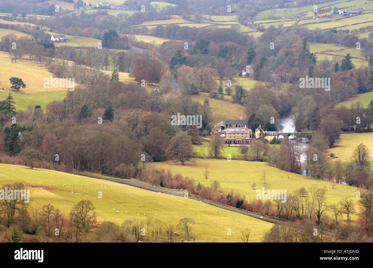 Vista sobre el curso alto del río Usk Valley, cerca de Brecon Powys en Gales UK mostrando Penpont House Foto de stock