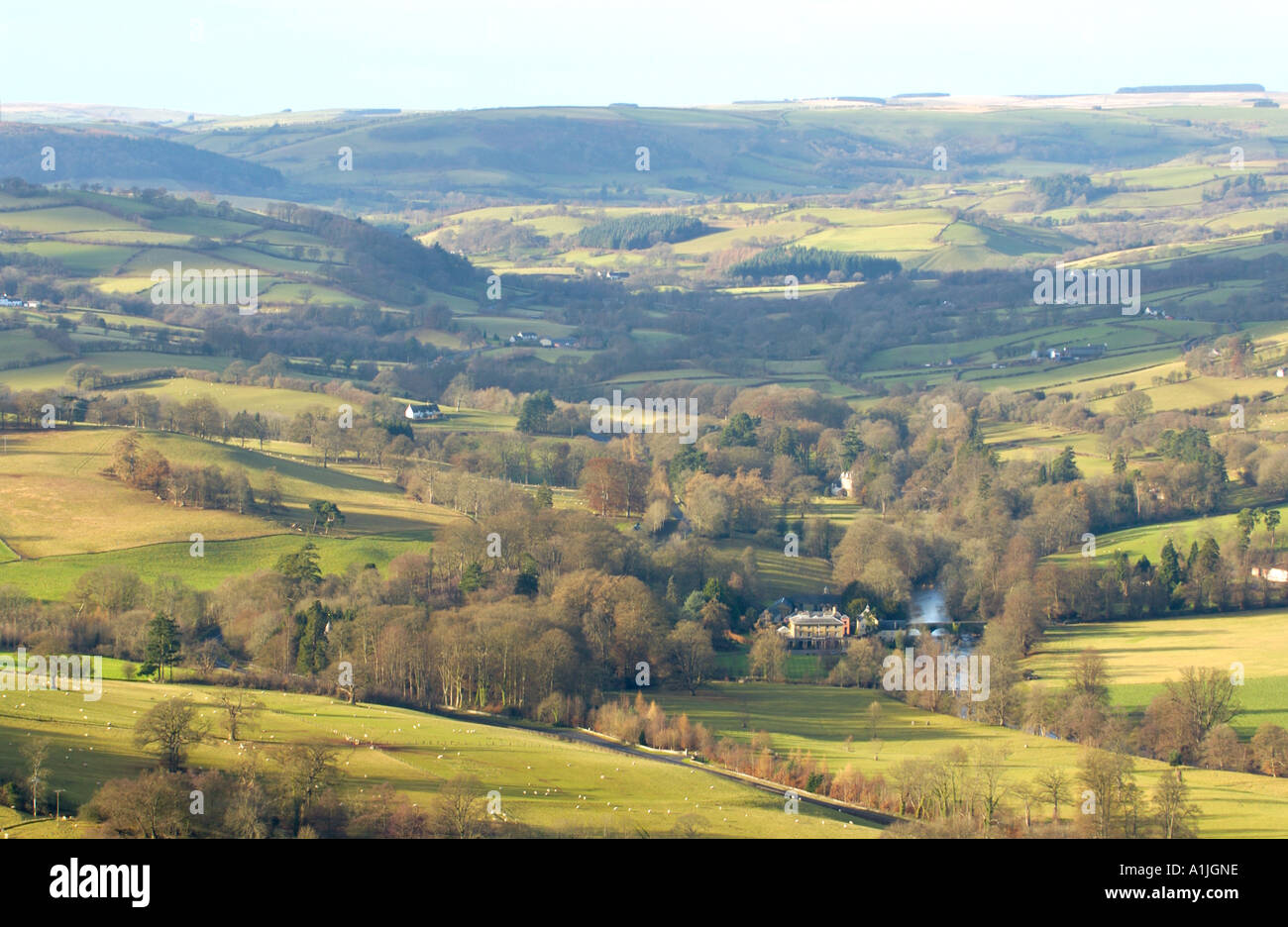 Vista sobre el curso alto del río Usk Valley, cerca de Brecon Powys en Gales UK mostrando Penpont House Foto de stock