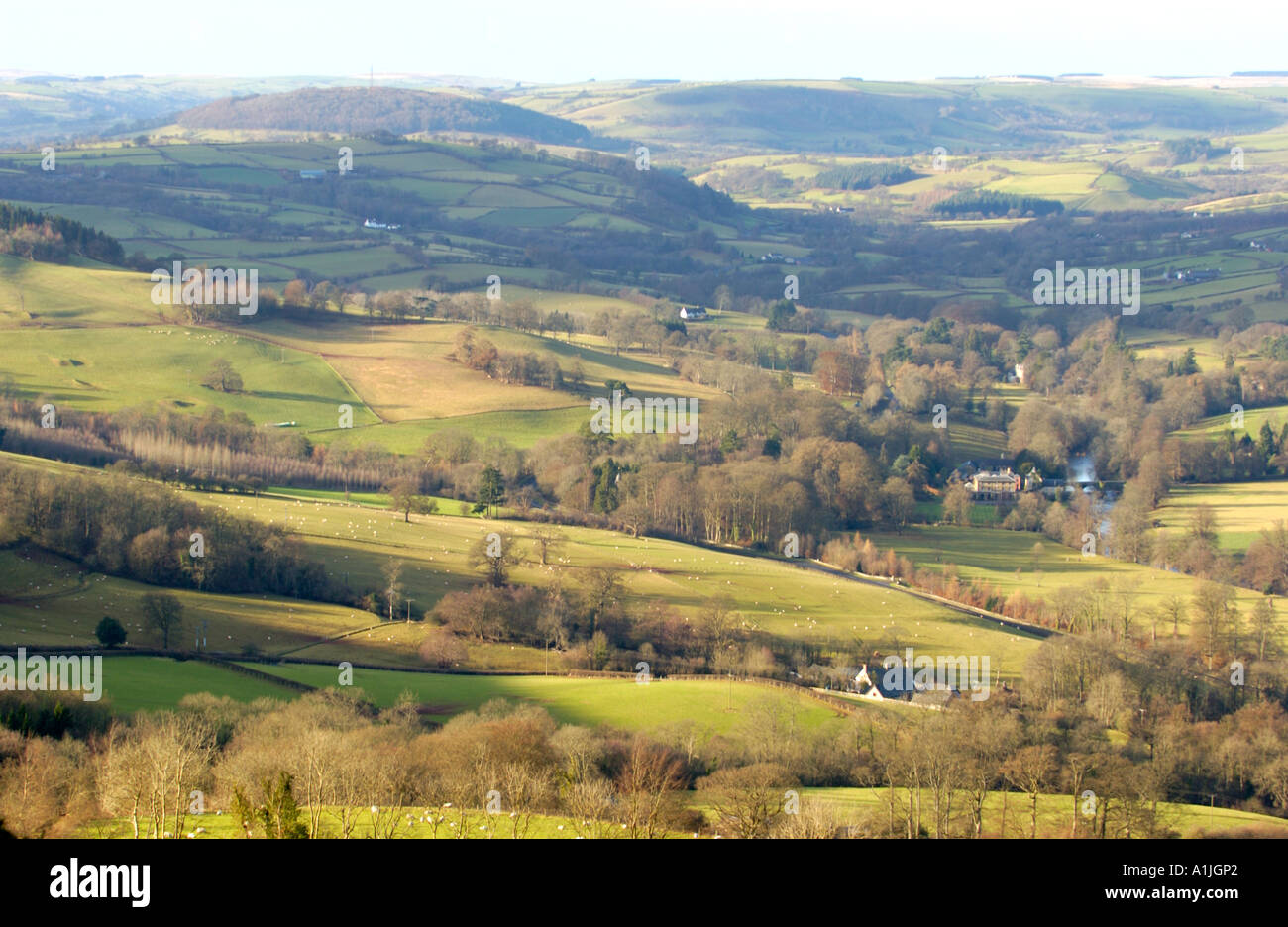 Vista sobre el curso alto del río Usk Valley, cerca de Brecon Powys en Gales UK mostrando Penpont House Foto de stock
