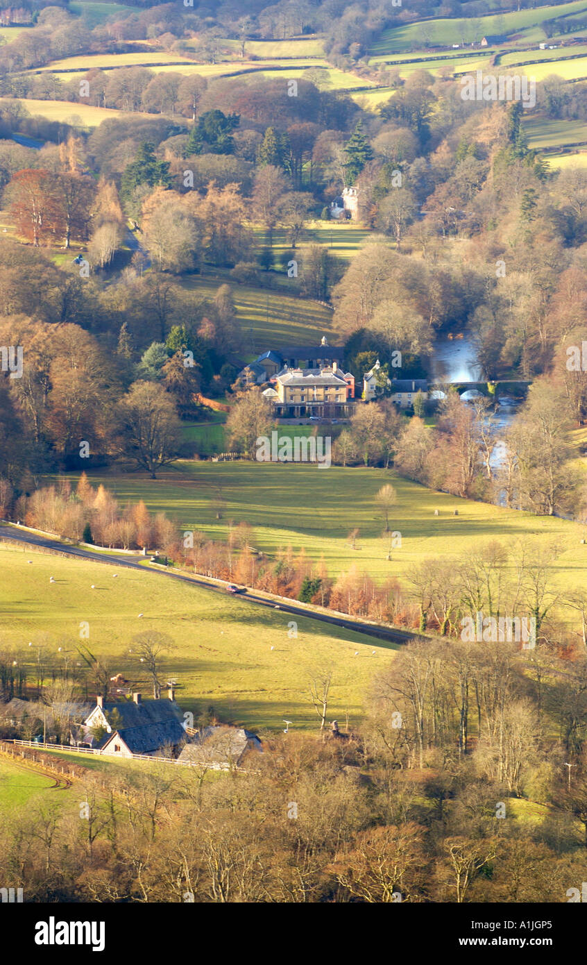 Vista sobre el curso alto del río Usk Valley, cerca de Brecon Powys en Gales UK mostrando Penpont House Foto de stock