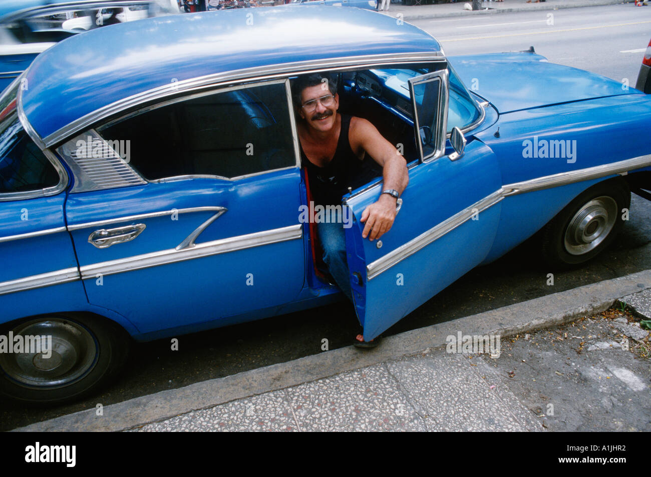La Habana Cuba sonriente hombre cubano con american vintage car Foto de stock