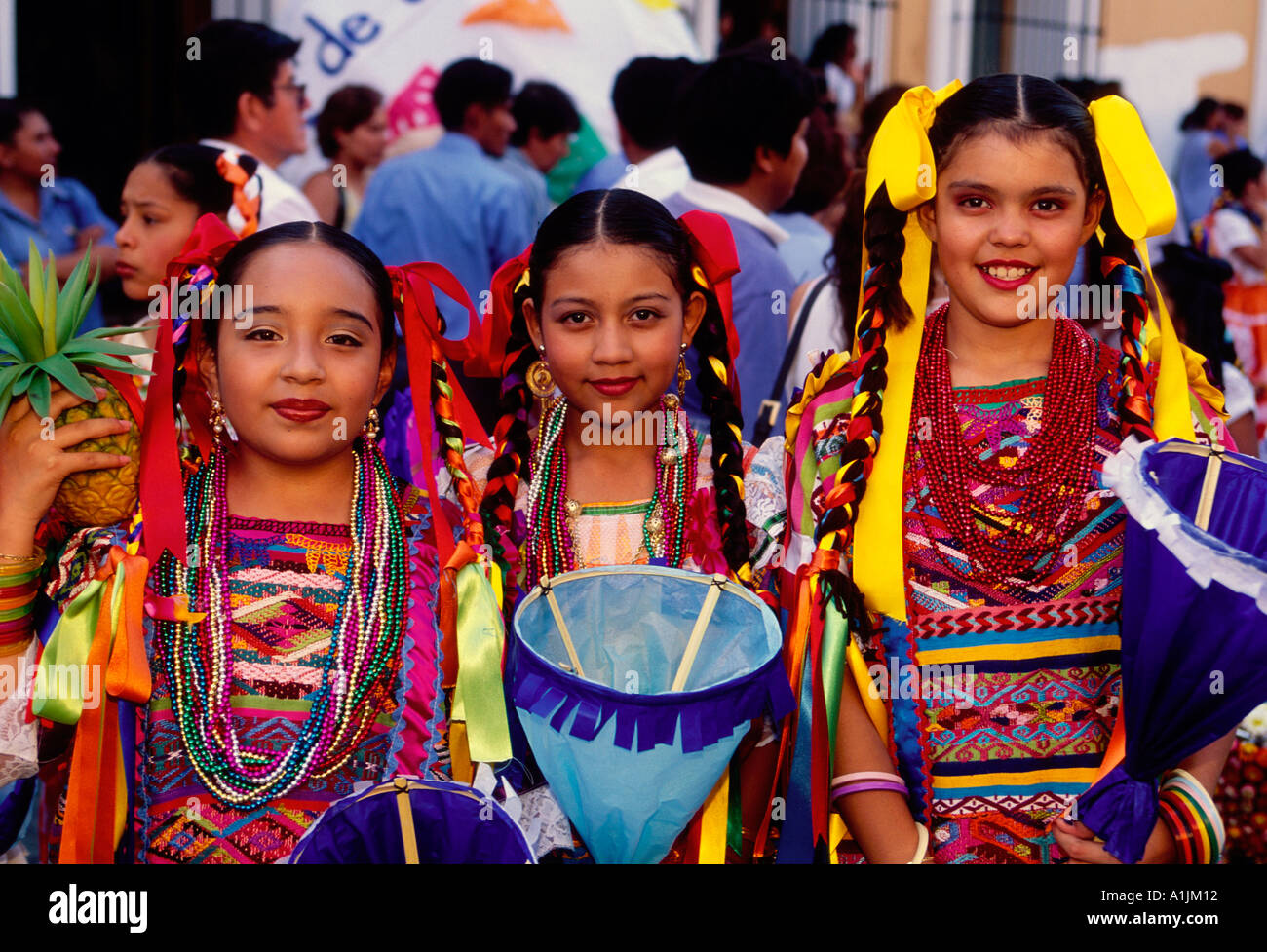 Pueblo mexicano, las muchachas jóvenes, Piña, Guelaguetza, Festival de Danza, la ciudad capital, Oaxaca de Juárez, Oaxaca, México Foto de stock