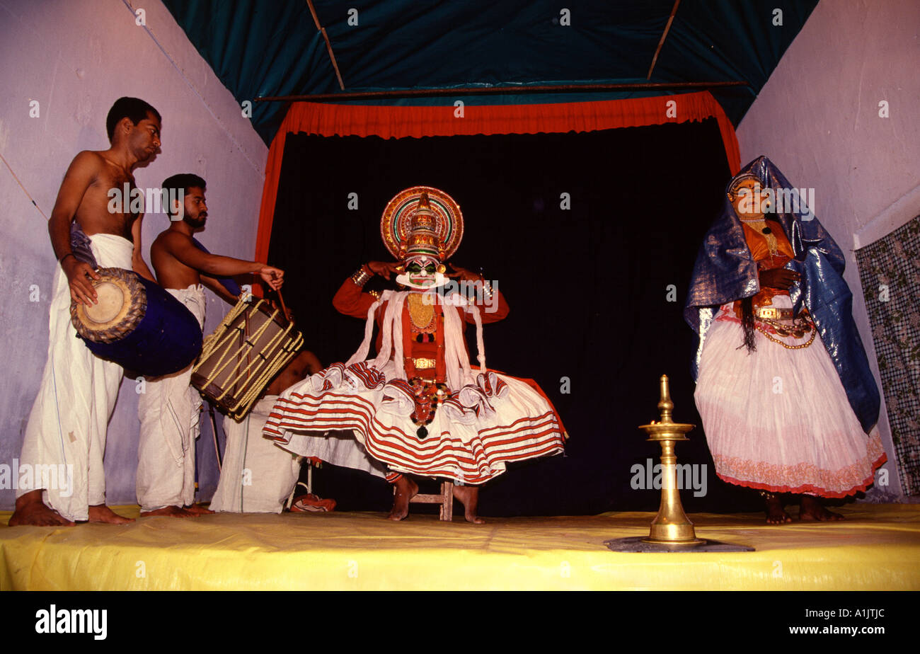 Teatro-danza tradicional Kathakali el rendimiento en Kerala Kathakali Center en la ciudad de Kochi, también conocido como Cochin en el estado de Kerala en el sur de la India Foto de stock