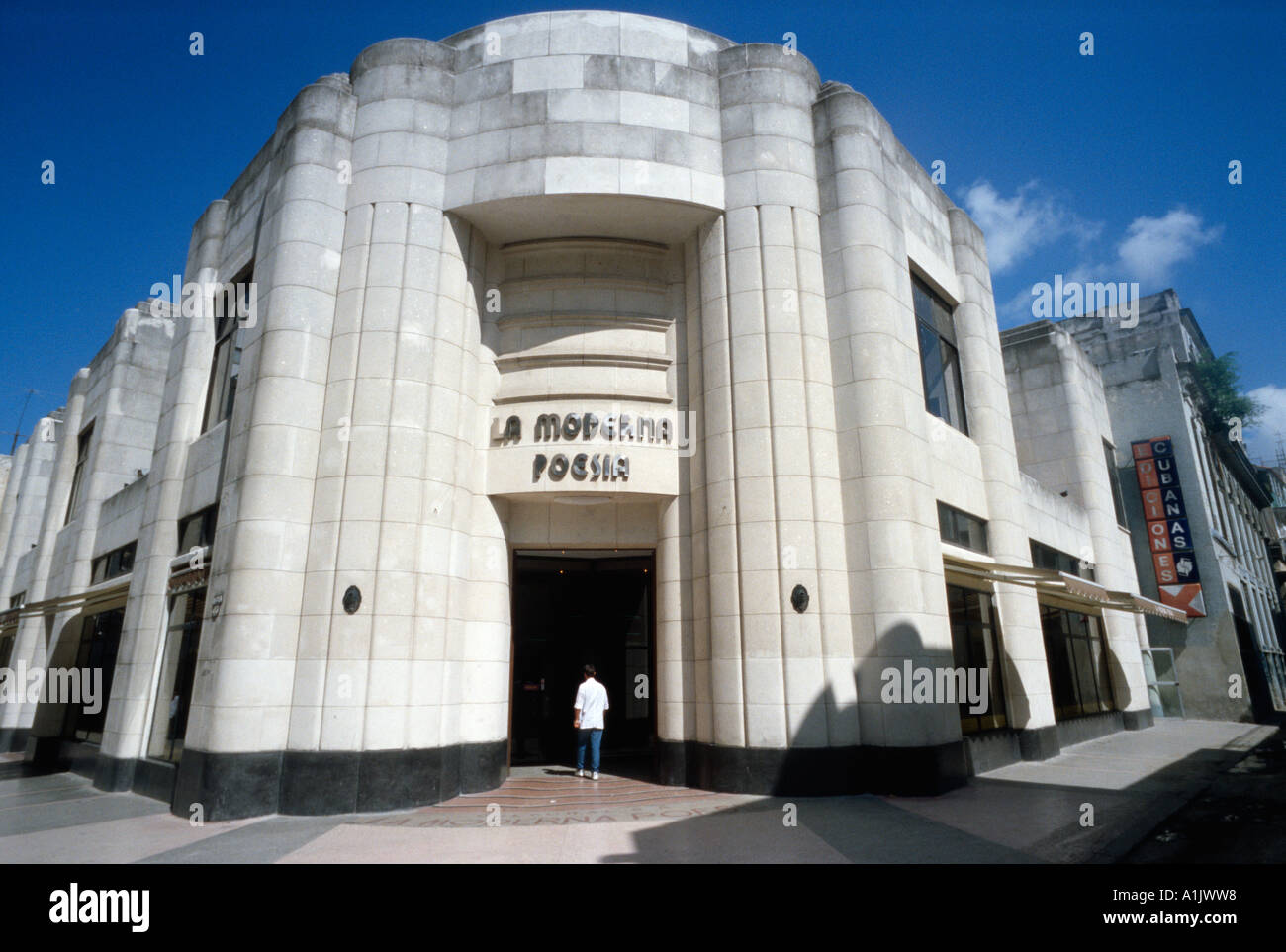 La Habana. Cuba. La Moderna Poesia, librería art deco en la calle