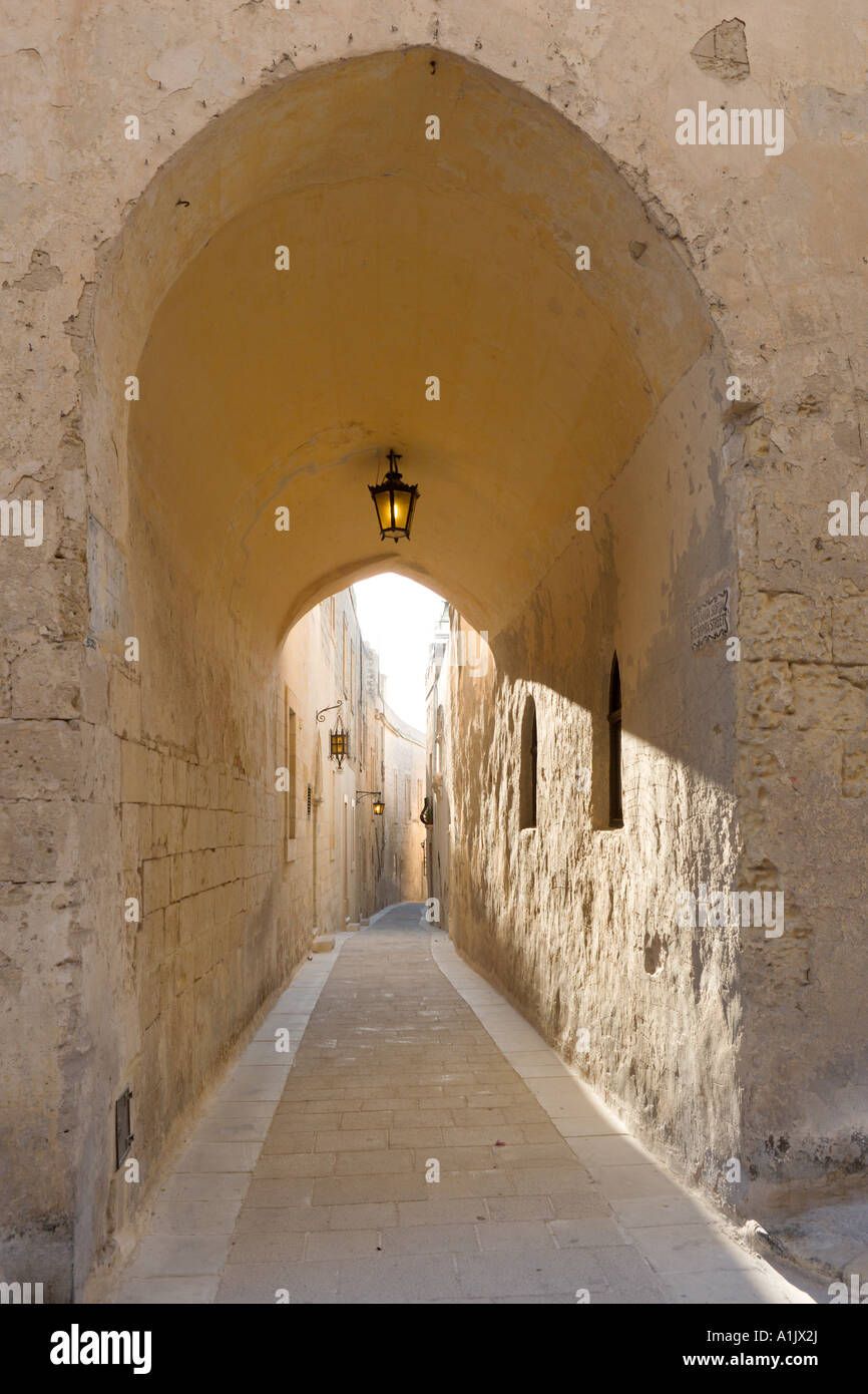Calle típica en la ciudad amurallada de Mdina (una vez la capital de la isla), Malta Foto de stock