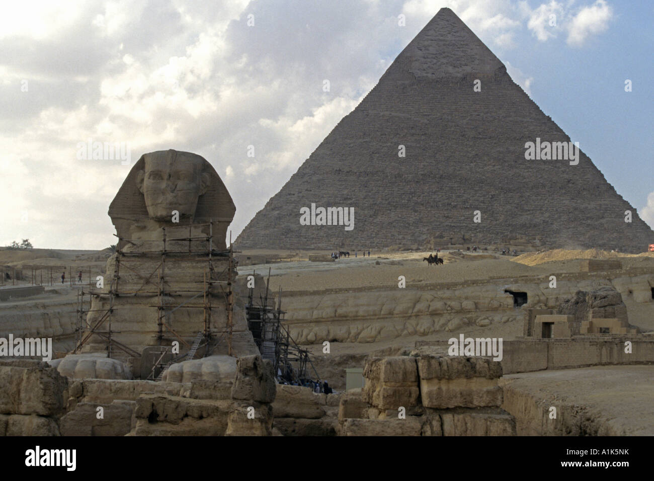 La Esfinge protege la Gran Pirámide en la meseta de Giza fuera de El Cairo, Egipto Foto de stock