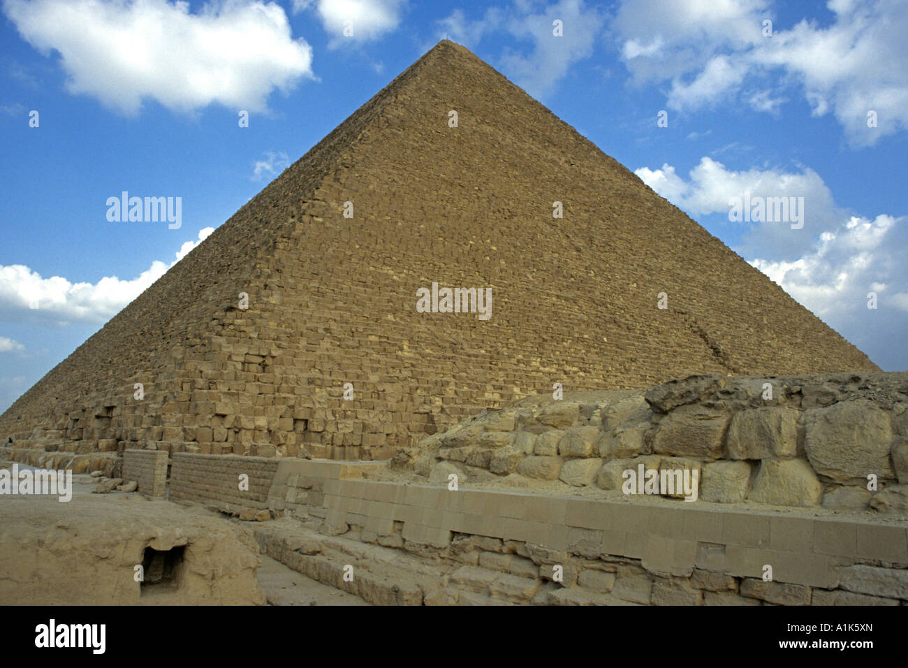 La gran pirámide se levanta sobre la Meseta de Giza fuera de El Cairo, Egipto Foto de stock