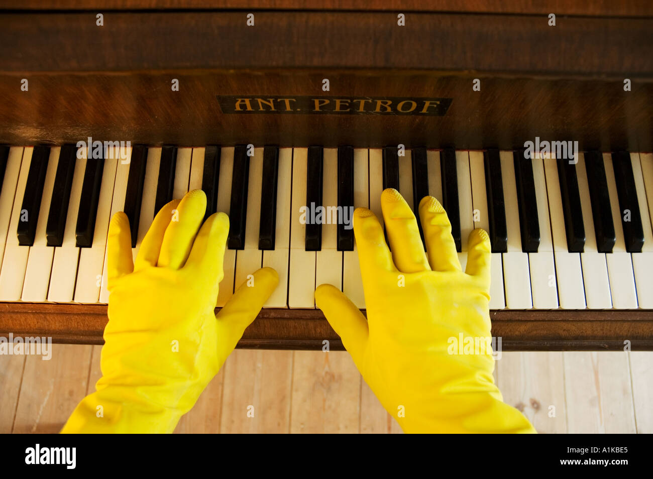 Lavado de manos usando guantes tocando el piano Fotografía de stock - Alamy