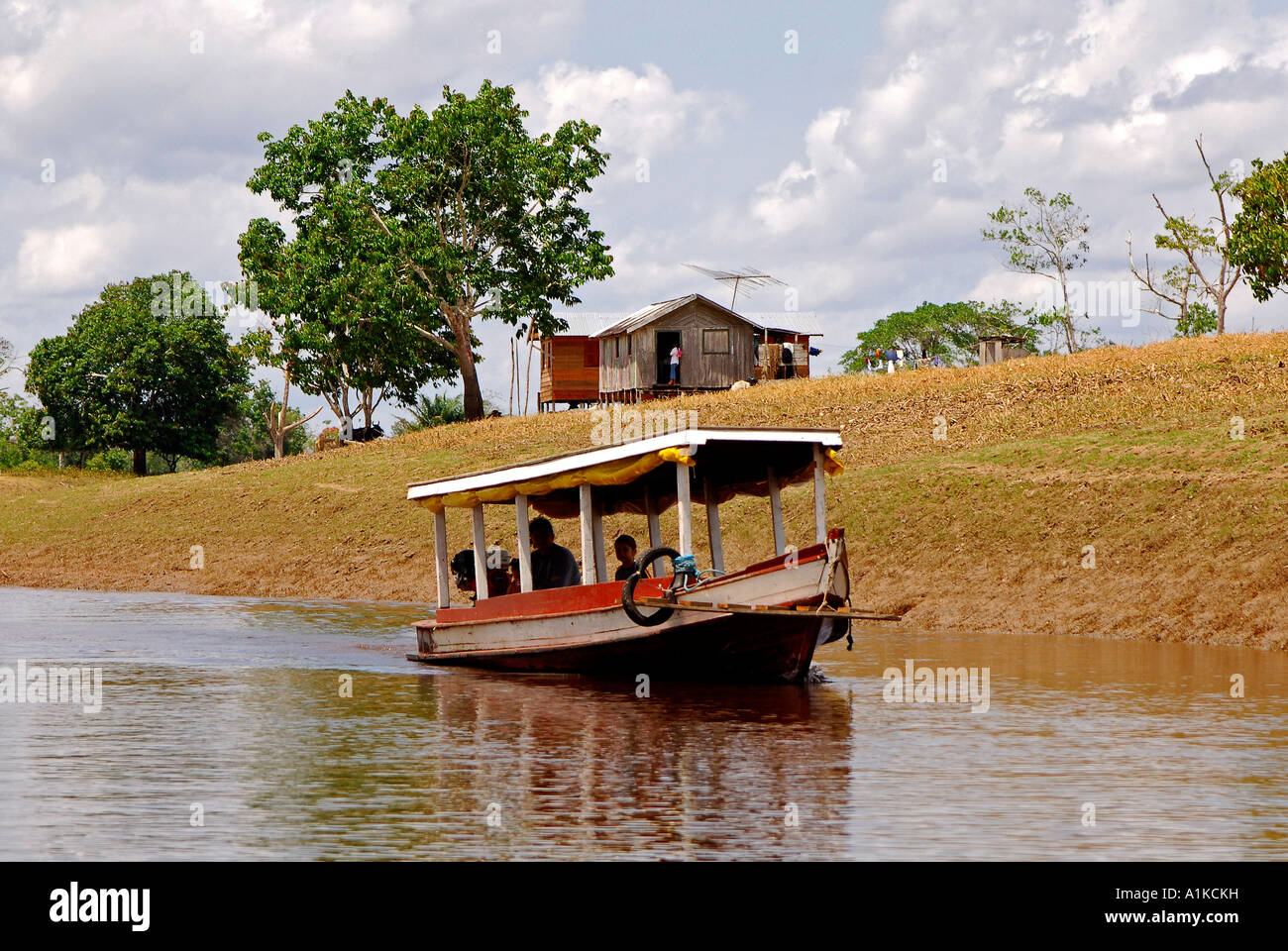 Paquetboat cerca de una aldea en la zona de Rio Negro, Brasil Foto de stock