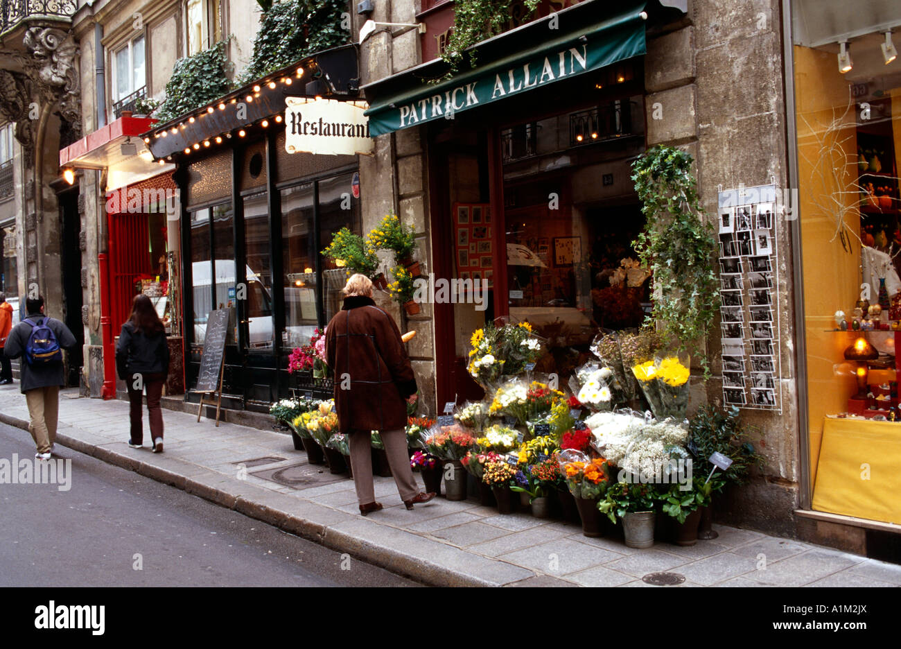 Francia. París. Ile Saint Louis. Un montón de tiendas, el pintoresco