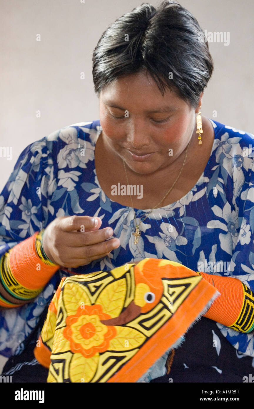 San blas mujer haciendo una mola Foto de stock