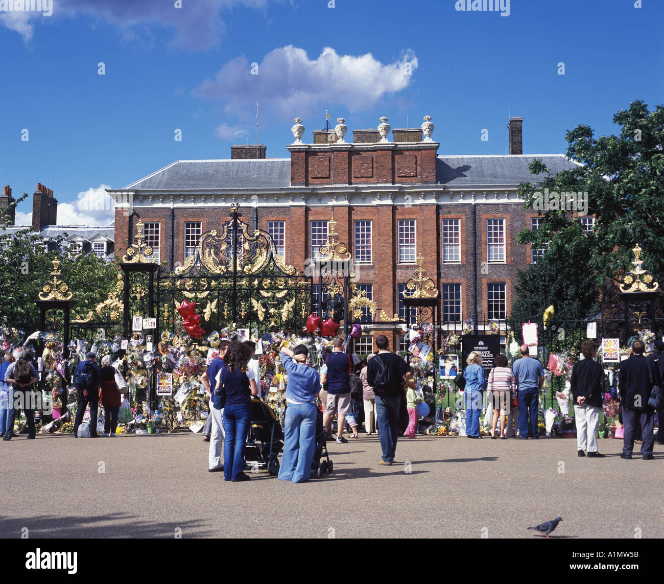 Los dolientes se reúnen para honrar a la princesa Diana fuera del Palacio de Kensington en el quinto aniversario de su muerte en París Foto de stock