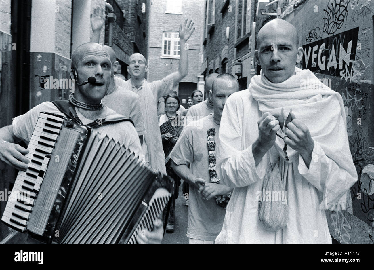 Los devotos de Hare Krishna desfilan por las calles de Londres Foto de stock