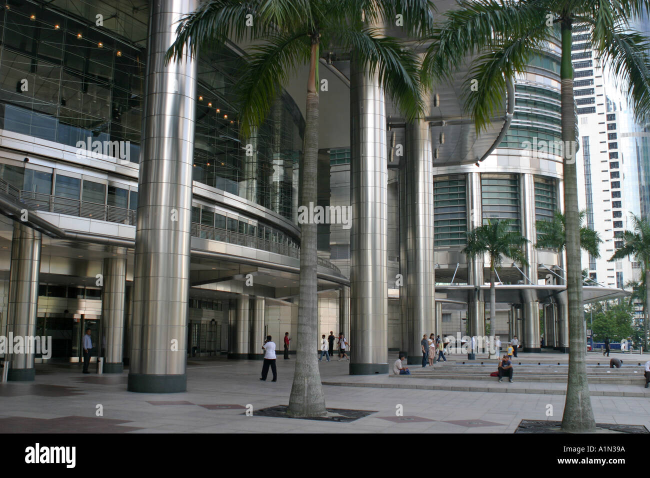 El metal de entrada a las torres Petronas edificio en la ciudad de Kuala  Lumpur, Malasia Asia Fotografía de stock - Alamy