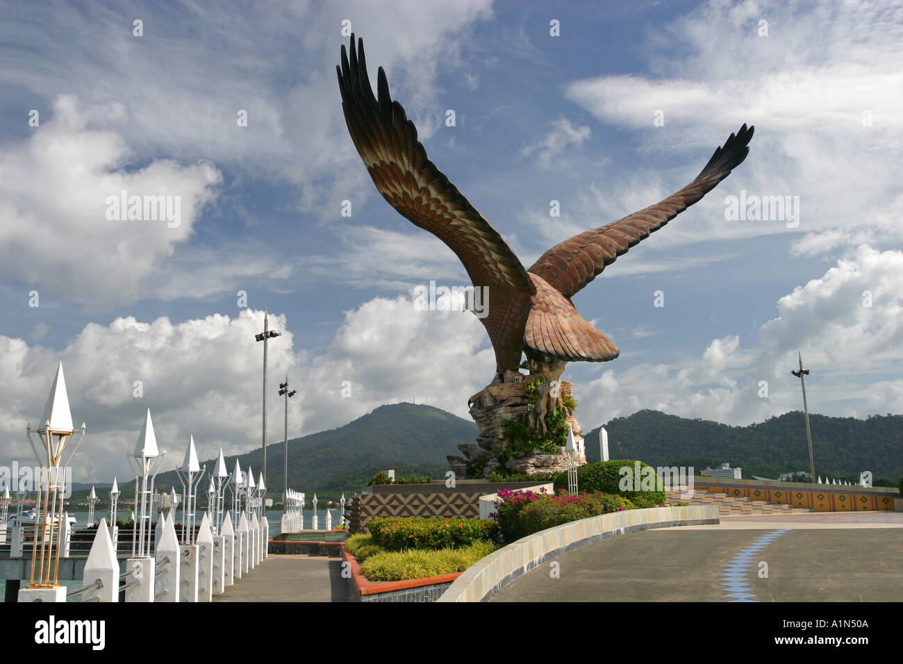 El Águila gigante estatua en la plaza del Águila Dataran Lang el muelle de  la isla de Langkawi, Malasia Asia Fotografía de stock - Alamy
