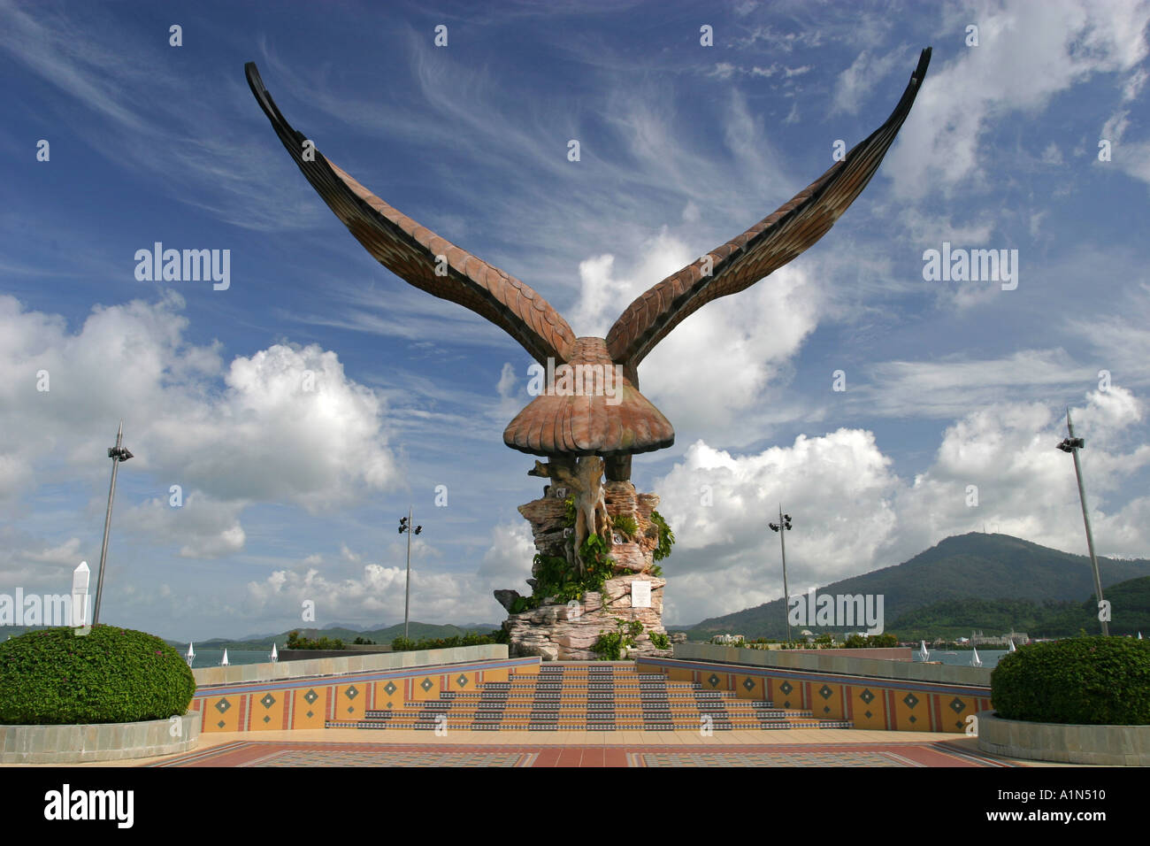El Águila gigante estatua en la plaza del Águila Dataran Lang el muelle de  la isla de Langkawi, Malasia Asia Fotografía de stock - Alamy