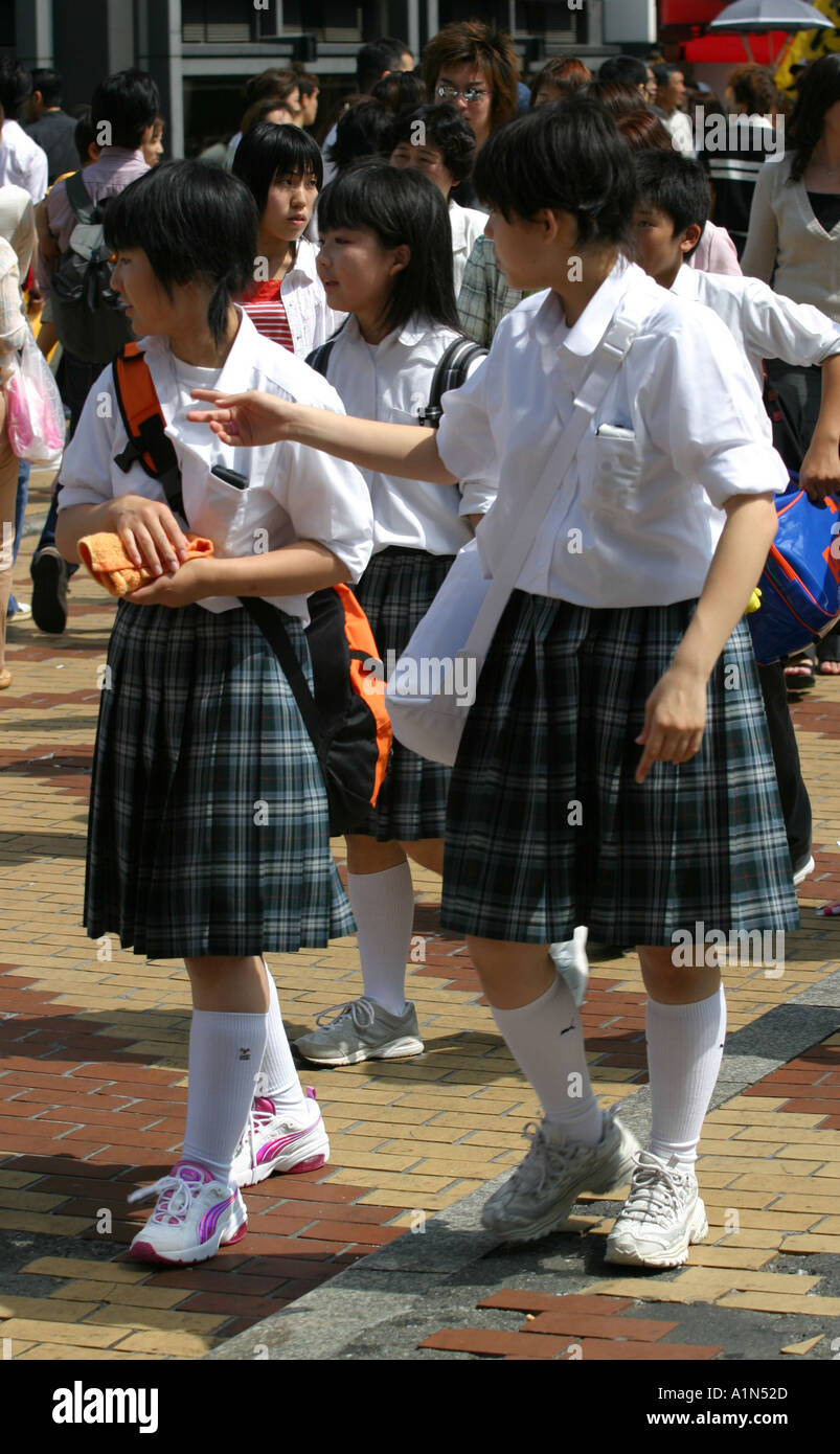 Japanese school girls walk through fotografías e imágenes de alta  resolución - Alamy