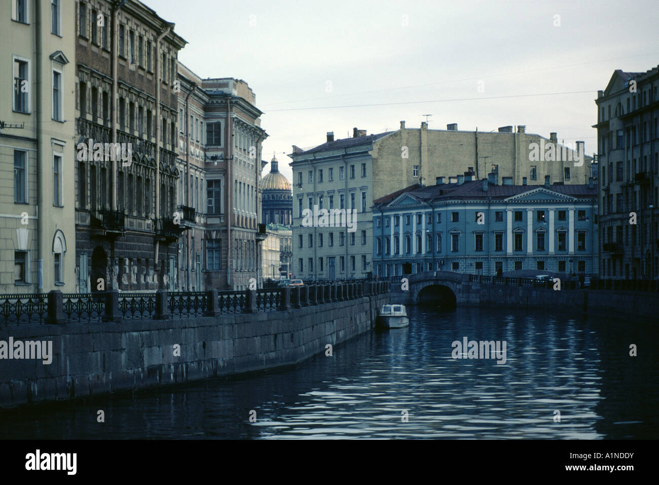 Canal por la noche en San Petersburgo durante el festival de las Noches Blancas Foto de stock