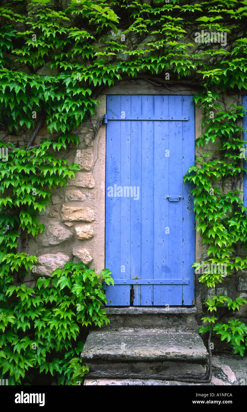 Puerta azul antiguo encontrado en una aldea de Provenza Francia Foto de stock