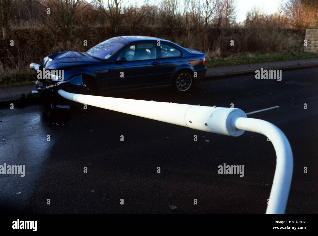 Car lamp post crash fotografías e imágenes de alta resolución - Alamy