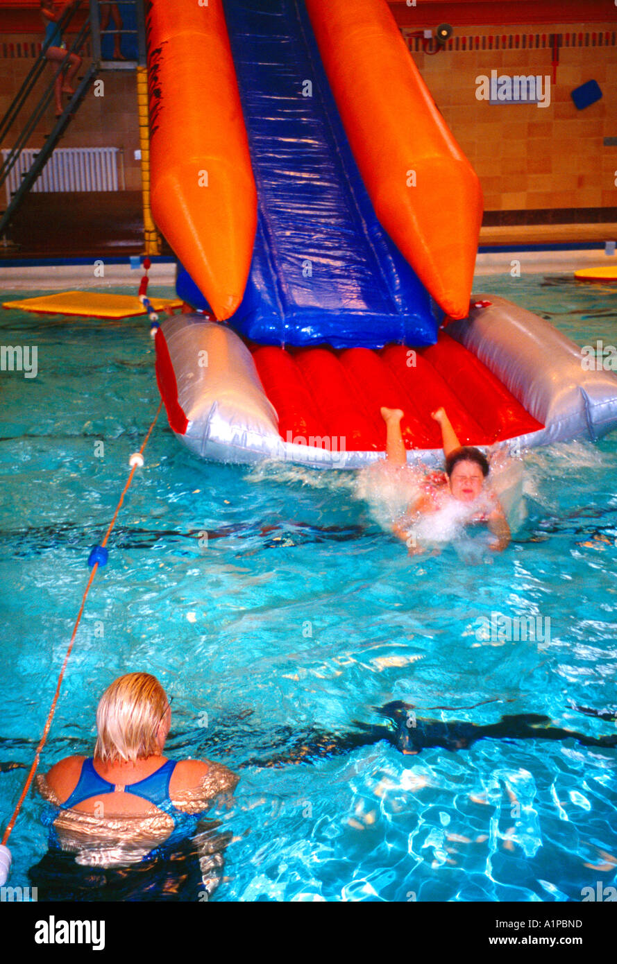 Piscina para niños piscina tobogán inflable del partido Fotografía de stock  - Alamy
