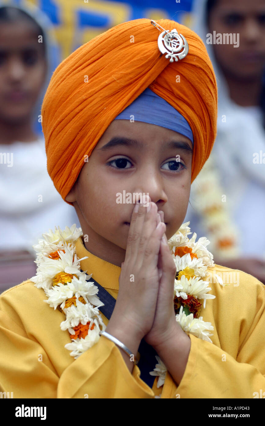 Indiferencia patio saltar Un joven sikh indio niño usando un turbante amarillo durante una procesión  religiosa street en Delhi en India Fotografía de stock - Alamy