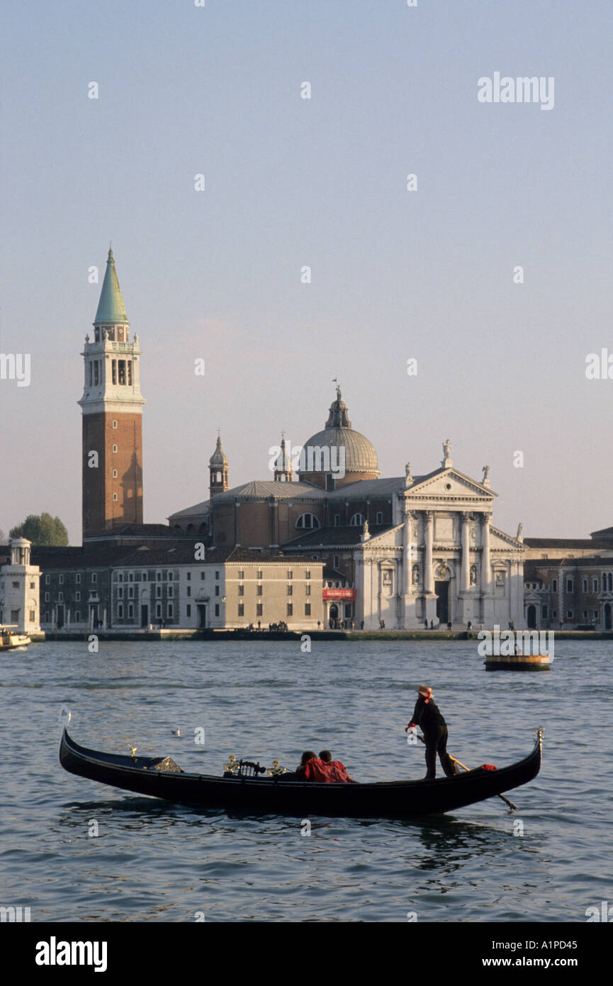 Venecia, Italia. La góndola en frente de la isla de San Giorgio Foto de stock