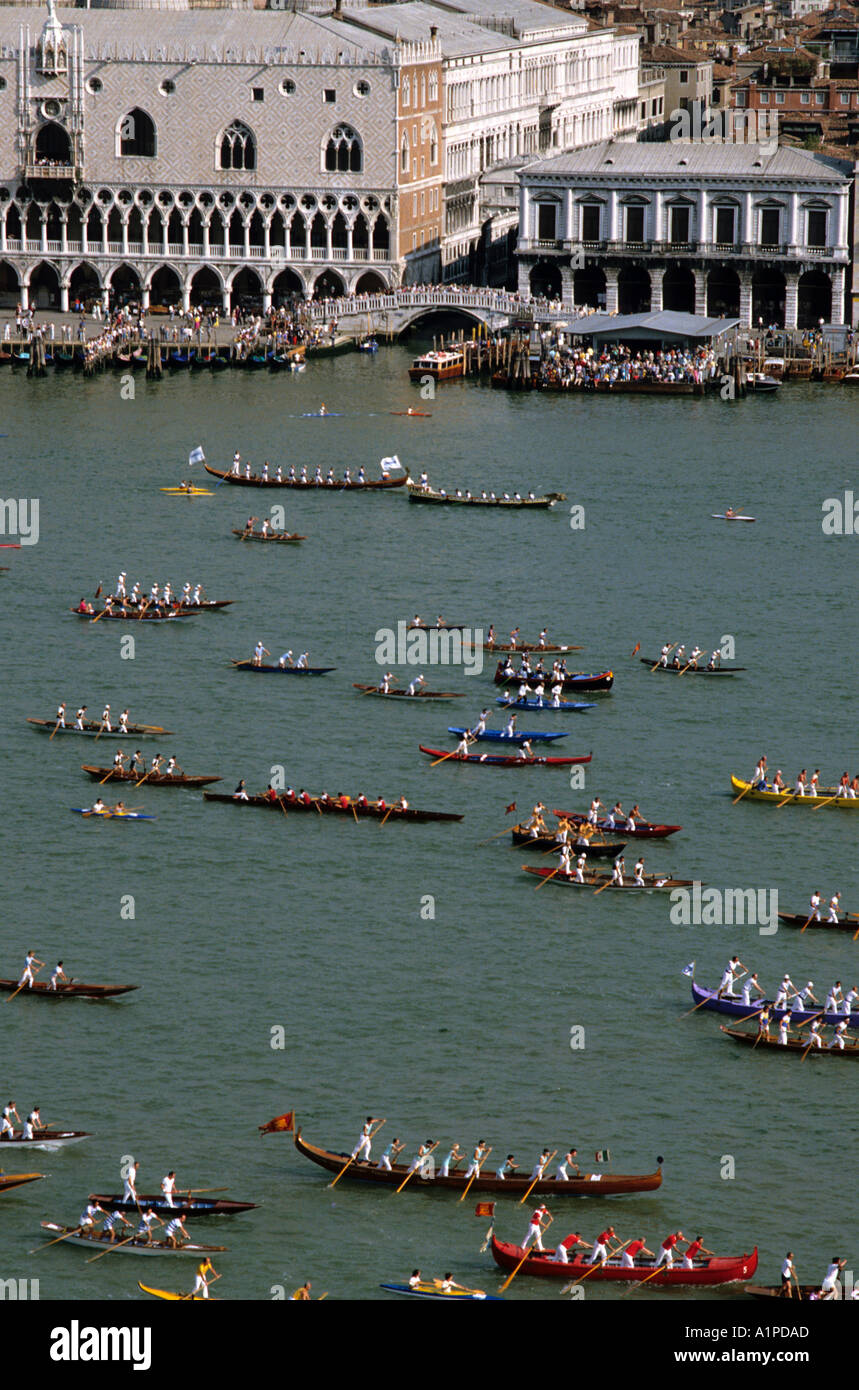 Venecia, Italia. Inicio de la Vogalonga bote a remo maratón en la Bahía de San Marcos Foto de stock