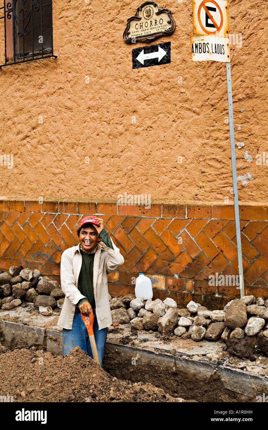 México San Miguel de Allende reparación vial representan para el trabajador  subir imagen hat utilizados en la construcción de herramientas de mano  Fotografía de stock - Alamy