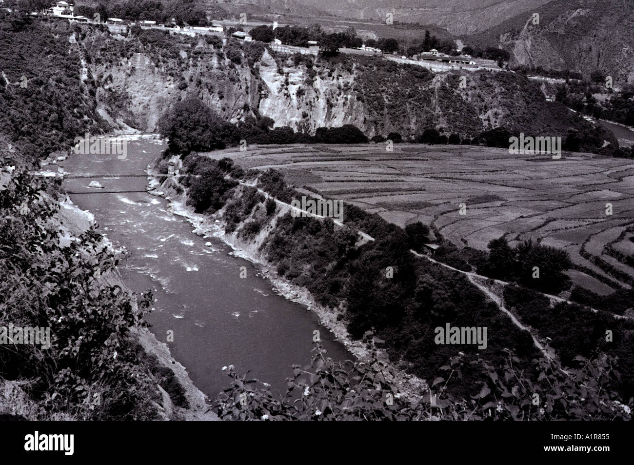 B/W paisaje de río y a las montañas en la región de Uttar Pradesh Uttarkashi uttarakhand uttaranchal India Foto de stock