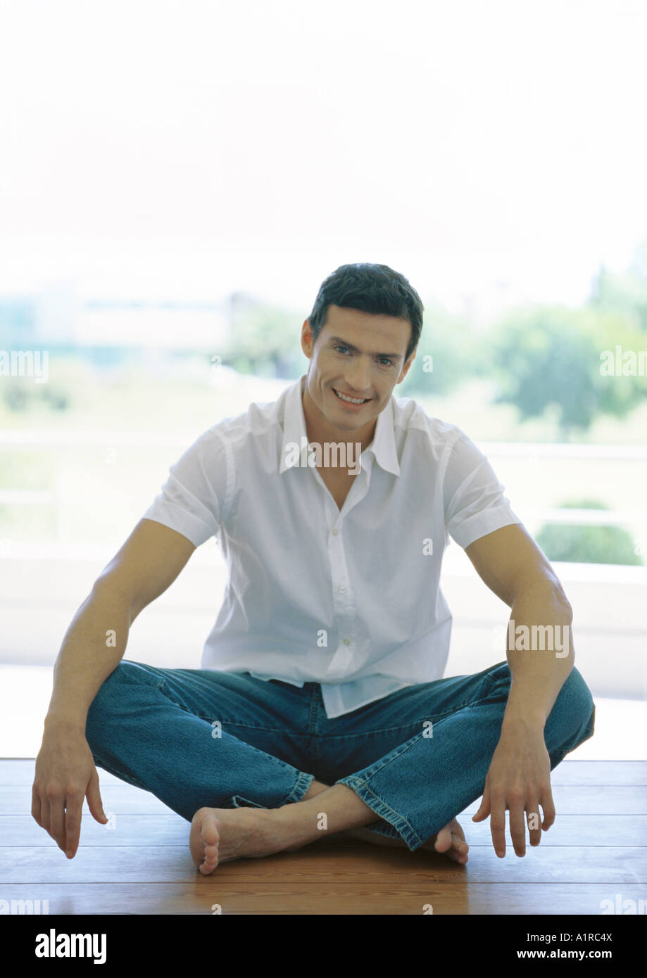 Hombre sentado al estilo indio en el piso Fotografía de stock Alamy