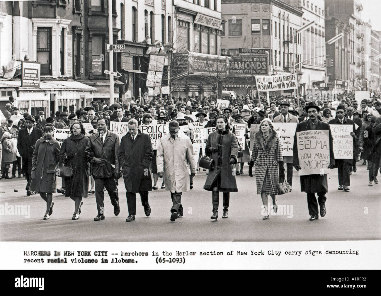 Manifestantes en la Ciudad de Nueva York Harlem ostentan carteles denunciando la violencia reciente en Selma Alabama Foto de stock
