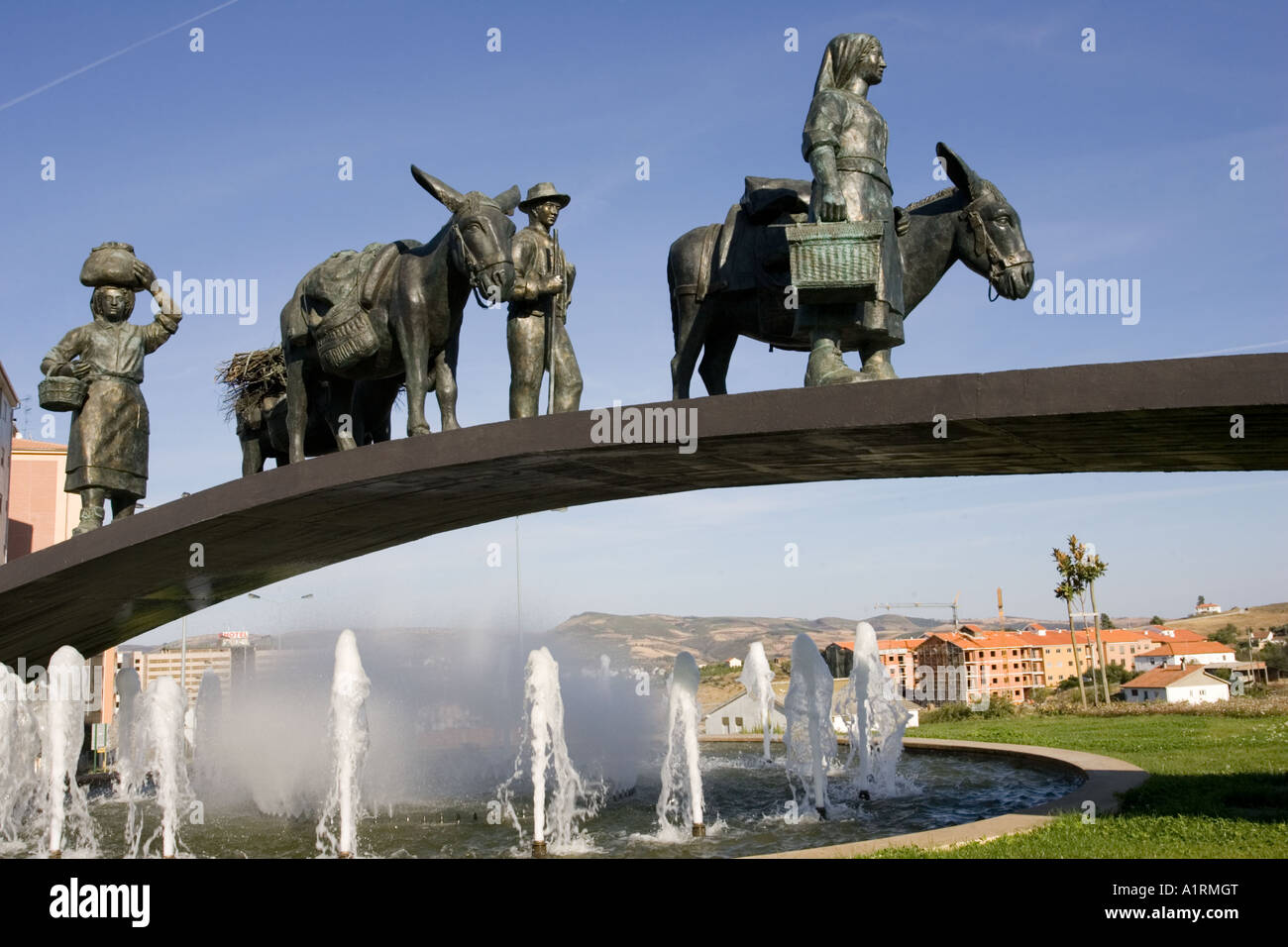 Estatuas de bronce de las personas y los caballos caminando sobre Trevi Braganca Portugal Foto de stock
