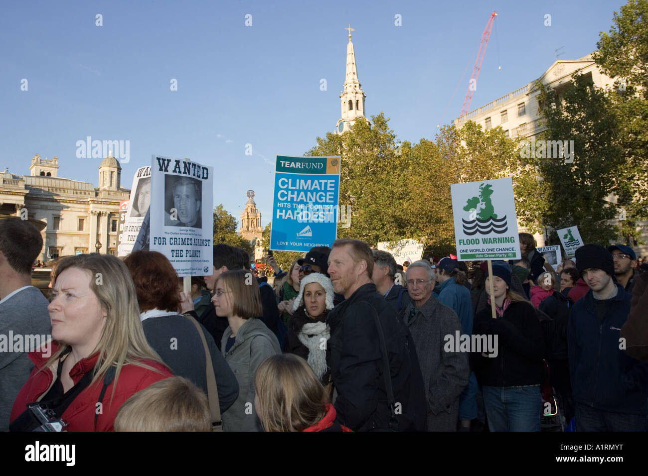 El cambio climático a los manifestantes con pancartas detener el caos climático Rally en Trafalgar Square, Londres, noviembre de 2006 Foto de stock