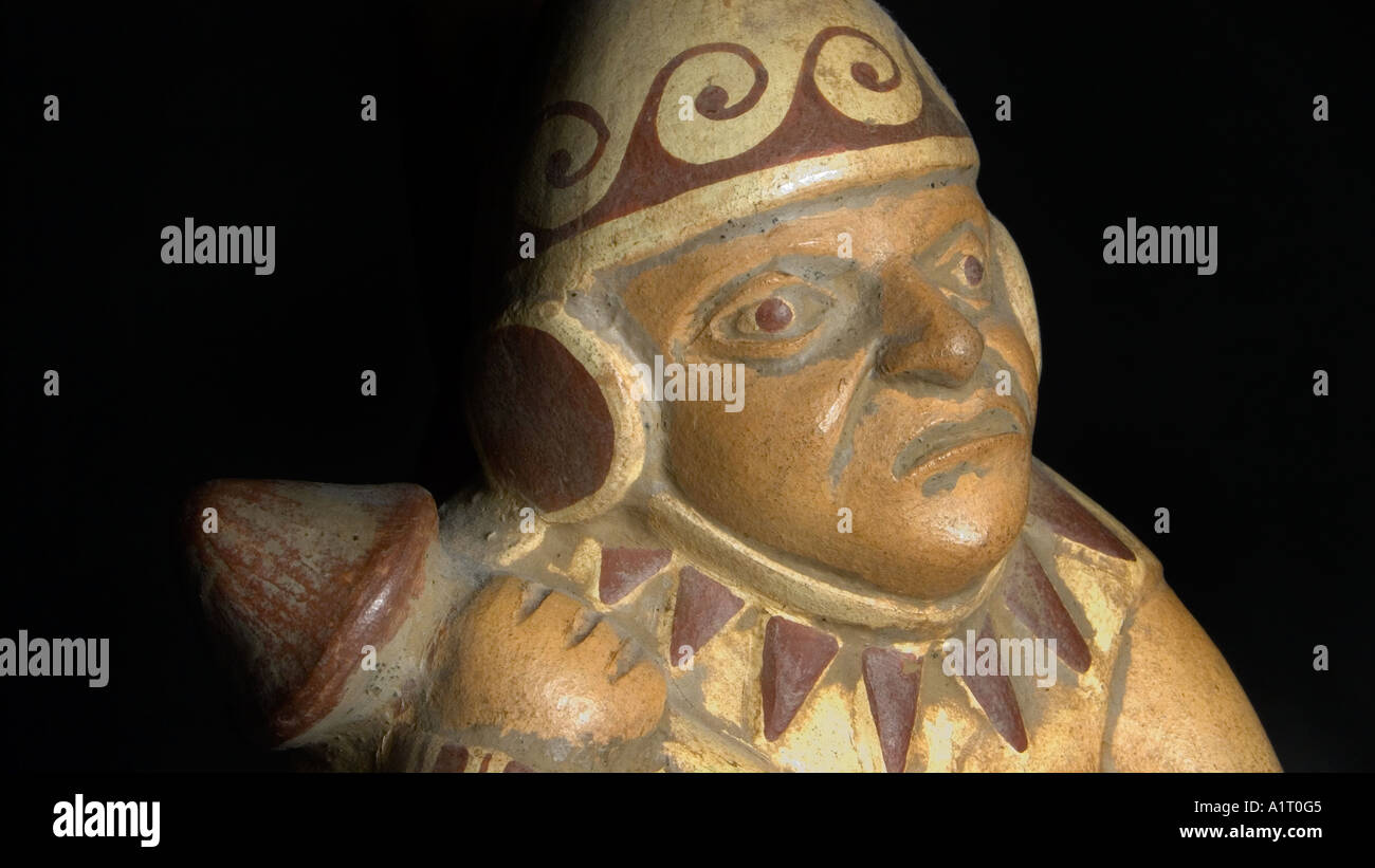 Detalle de la vasija de cerámica en el estilo del período Moche Perú América del Sur Foto de stock