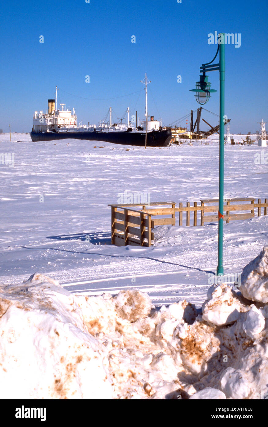 Superior de lago congelado con puerto museo barco turístico congelados en  el hielo. Superior Wisconsin WI USA Fotografía de stock - Alamy