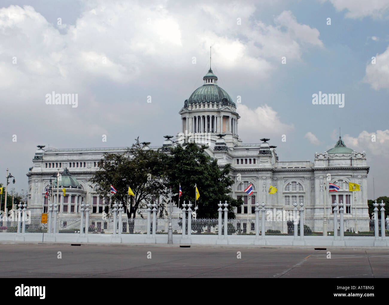 Palacio de Chitlada, hogar del Rey de Tailandia en Bangkok Foto de stock