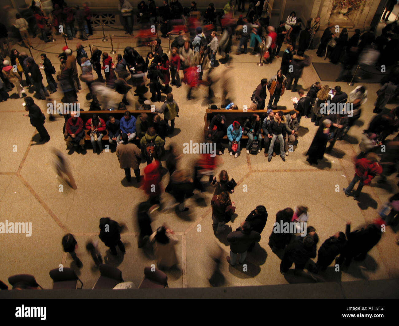 El movimiento en el hall principal en el Museo Metropolitano de Arte en la Ciudad de Nueva York Foto de stock