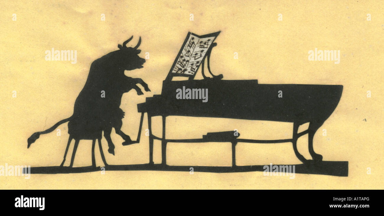Linda vaca bebé tocando el piano · Creative Fabrica