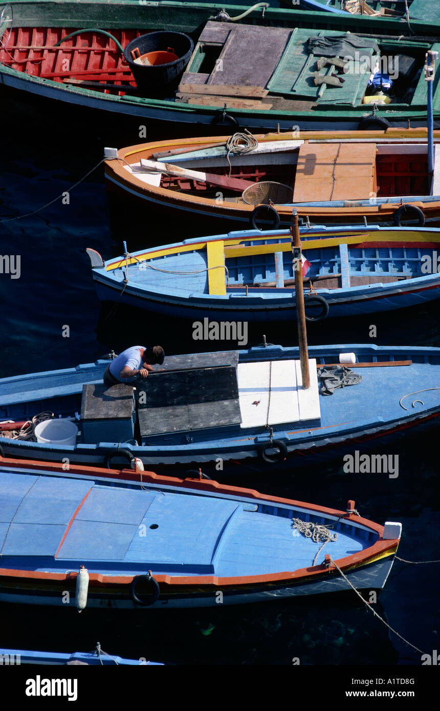 Ciudad fishingboats de Lípari isla de lipari islas eolias Italia Foto de stock