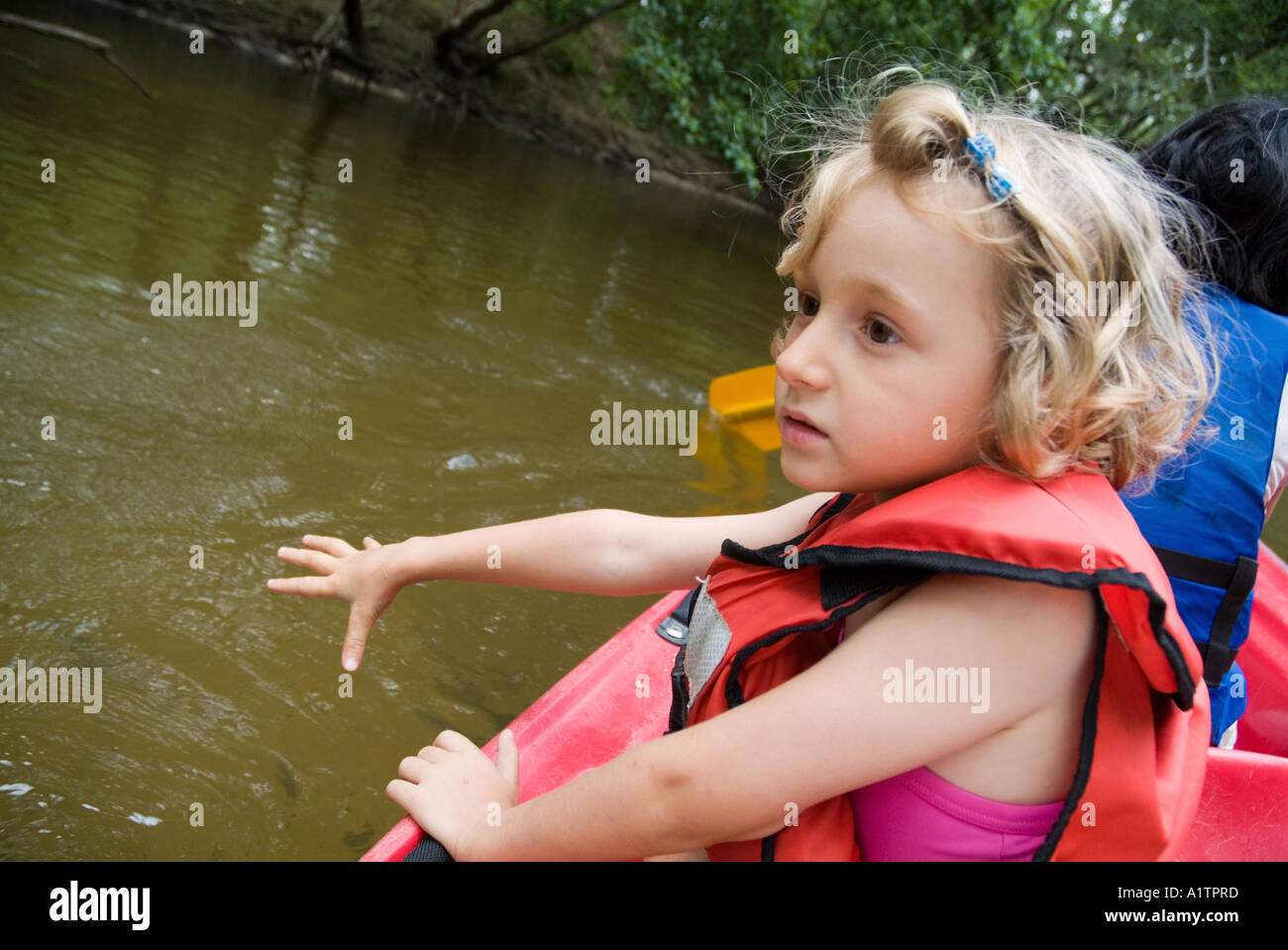 El perfil lateral de una muchacha sentada en un bote río Eyre en landas Francia Foto de stock