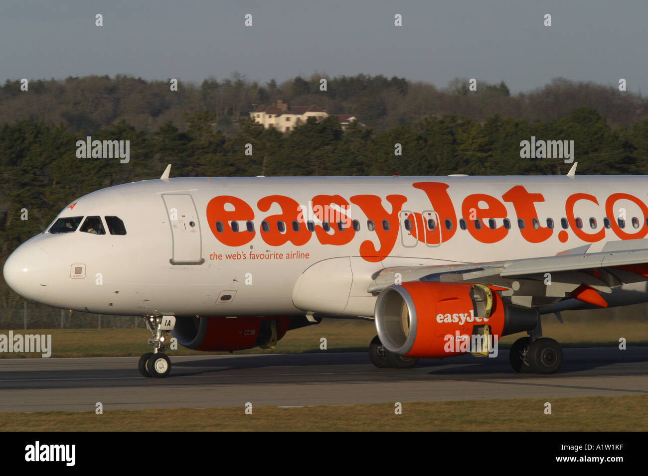 El presupuesto de las aerolíneas de bajo coste Easyjet Airbus A319 aterrizaje con inversor de empuje Foto de stock