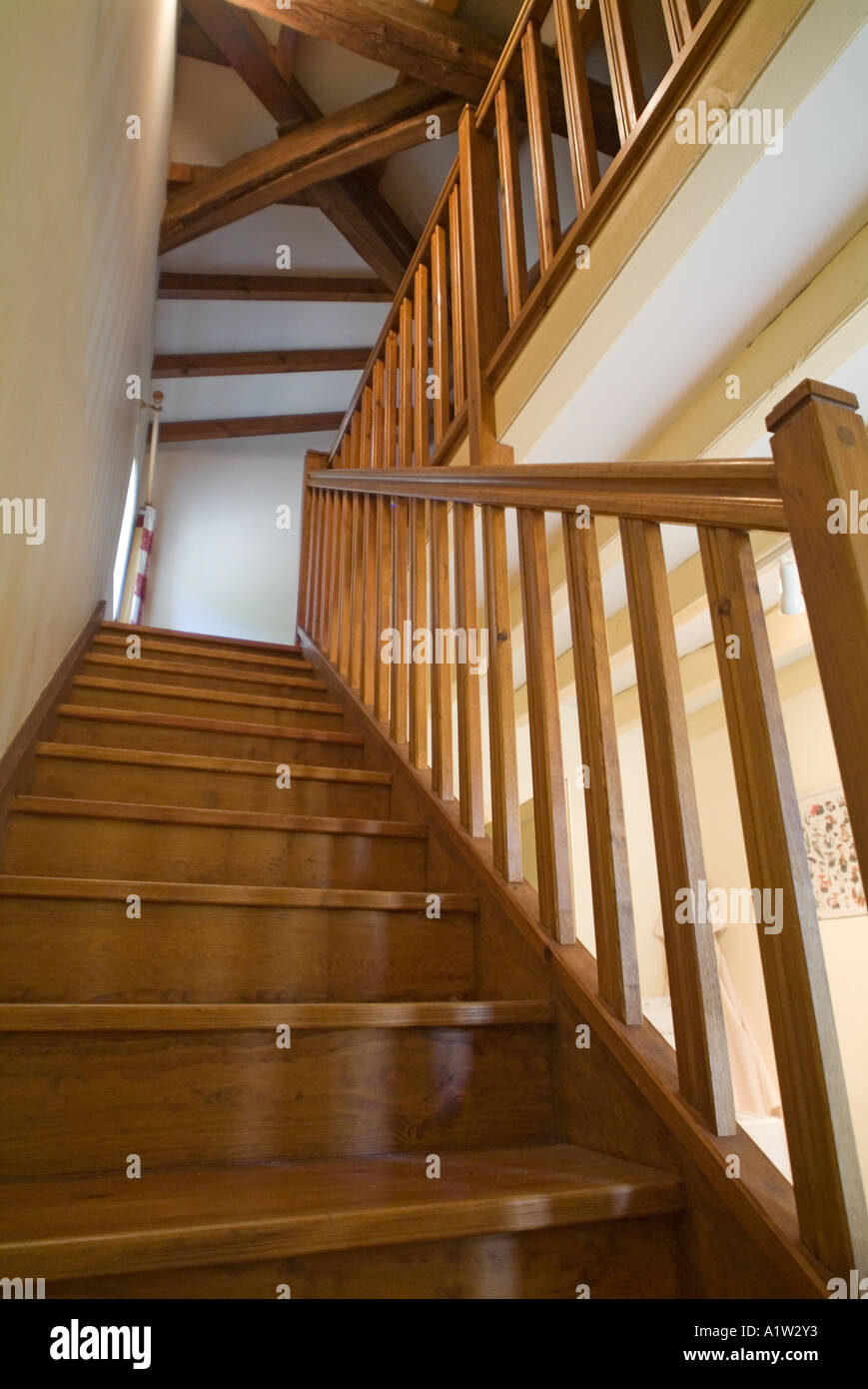 Buscando una escalera en una casa Foto de stock