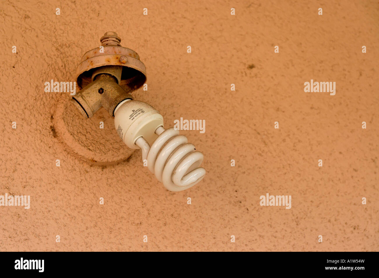 Una moderna bombilla fluorescente compacta en un antiguo mobiliario de  iluminación exterior en una casa en los suburbios de los Angeles,  California, EE.UU Fotografía de stock - Alamy