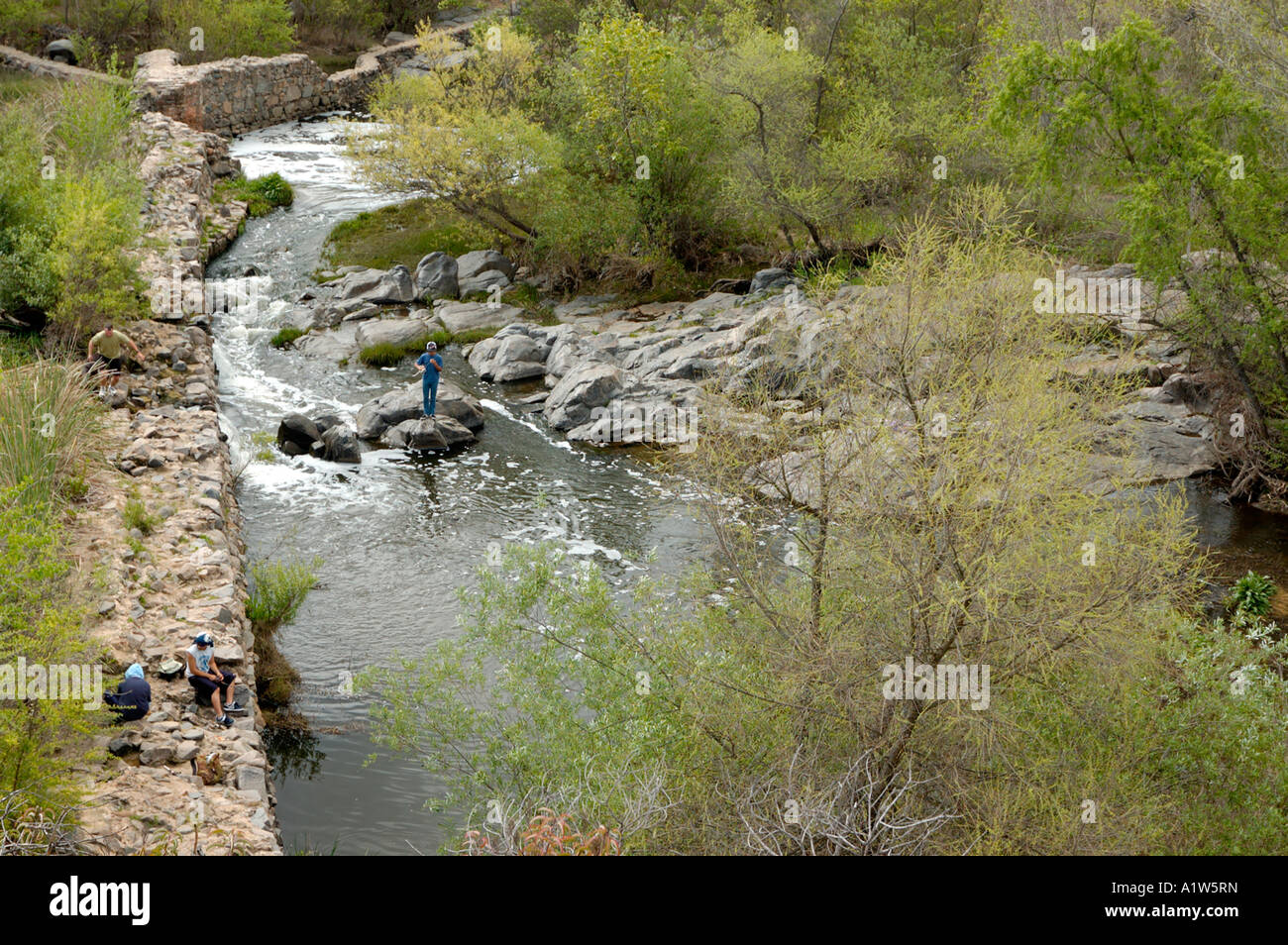 Los pescadores en la antigua misión de Dam Foto de stock