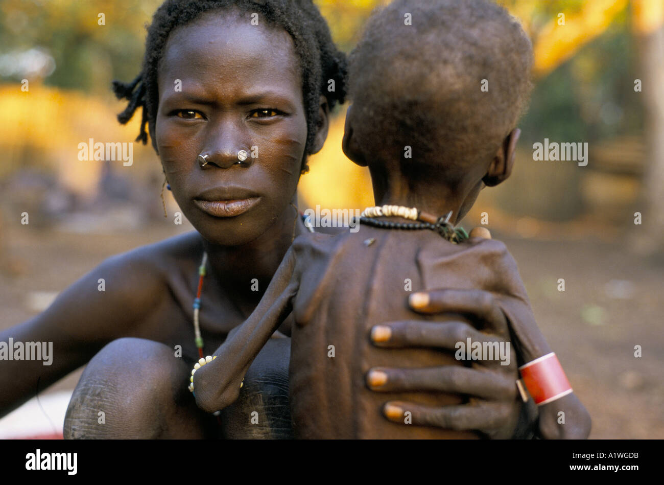 Sudán del sur de agosto de 1998 el hambre. ALVAT ATUIAI CON SU HIJO ESPERANDO EL ALIMENTO 1998 Foto de stock