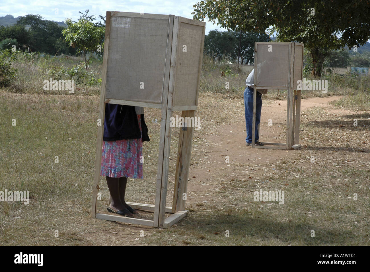 Votante pone sus votos en una cabina de votación en el exterior , Lilongwe. Malawi la elección del 20 de mayo de 2004 Foto de stock