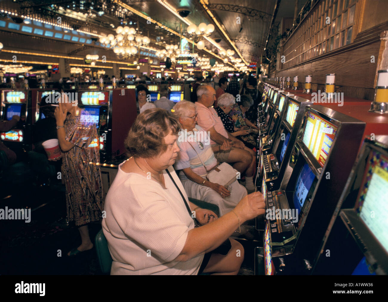 Las personas mayores apuestas en las máquinas tragaperras en el