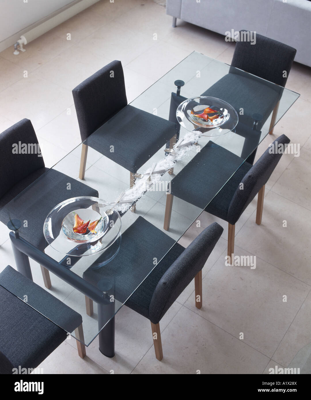Vidrio moderna mesa de comedor y sillas tapizadas Fotografía de stock -  Alamy